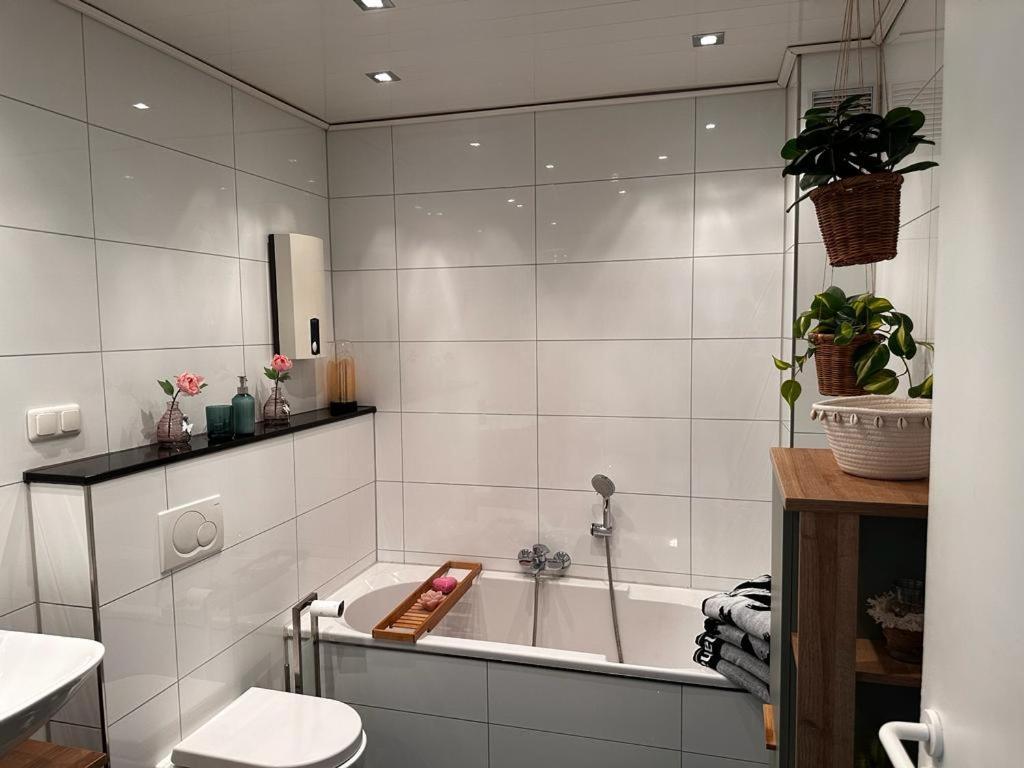 A&V Apartments Wunderschoene Rheinblick Wohnung Zum Entspannen Apt Ela ดุยส์บูร์ก ภายนอก รูปภาพ